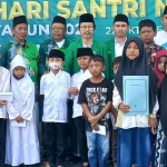 
Foto bersama dengan anak anak yatim yang menerima bingkisan pada peringatan Hari Santri Nasional di Mojokerto.