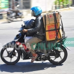 Seorang pengendara yang diduga hendak mudik melintas di jalur Bojonegoro - Lamongan, Kamis (22/4/21). foto: EKY NURHADI/ BANGSAONLINE