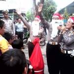 tampak polisi yang sedang menghibur anak-anak dengan games disertai dengan hadiah. foto: eky nur hadi/harian bangsa.