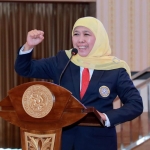 Gubernur Jatim sekaligus Ketua Pengurus Pusat Ikatan Alumni Unair Khofifah Indar Parawansa saat memberikan motivasi kepada Wisudawan Unair.