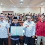Wabup Asluchul Alif didampingi Sekda Achmad Washil MT bersama para penerima hibah. Foto: Ist.