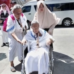 Tak hanya menyambut, petugas juga sigap menyediakan kursi roda bagi jemaah lansia yang tiba di Makkah. Foto: MCH 2026.