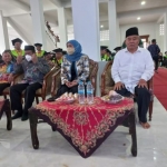 Prof Dr KH Asep Saifuddin Chalim, MA, Gubernur Jawa Timur Khofifah Indar Parawansa dan Dahlan Iskan dalam acara wisuda program sarjana dan pascasarja Institus Pesantren KH Abdul Chalim (IKHAC) di Masjid Kampus IKHAC Pacet Mojokerto, Ahad (11/9/2022). Foto: Aris/bangsaonline.com