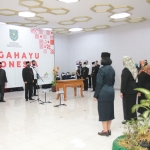Wawali Subri saat melakukan mutasi pejabat. (foto: ist).