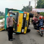 Kondisi truk yang terguling di Jalan Raya Desa Ngaresrejo, Sukodono, Jumat (4/2).