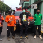 Fedry Muhammad Arifin (kaos hitam) bersama petugas sebelum masuk ruang isolasi di Kelurahan Betet. (foto: ist.)