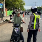 Anggota Satlantas Sumenep saat beri edukasi lalin di kawasan Pasar Anom