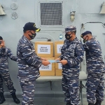 Komandan KRI Fatahillah Letkol Laut (P) Ahmad Ahsan M.M., M.Tr (Hanla) saat menyerahkan bantuan APD secara simbolis kepada Komandan Lanal Balikpapan yang diwakili oleh Palaksa Letkol Laut (P) Joko Purwanto.