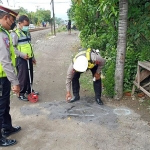 Petugas kepolisian saat olah TKP korban tersambar kereta api di Sidoarjo. 