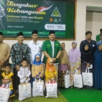 SIMBOLIS: Anak Yatim dan Dhuafa simbolis menerima santunan dalam acara Tasyakur Kebangsaan, Sabtu (25/5). foto: MUSTAIN/ BANGSAONLINE