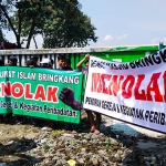 Warga Desa Bringkang, Kecamatan Menganti, Gresik, saat demo menghentikan aktivitas ibadah umat Katolik di gudang. Foto: Ist
