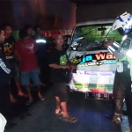 Petugas mengamankan pick up beserta sopirnya.