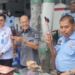 Kakanwil Kemenkumham Jawa Timur Imam Jauhari (tengah) saat menunjukkan hasil karya Warga Binaan Lapas Kediri berupa miniatur kapal pinisi didampingi Kepala Divisi Pemasyarakatan Teguh dan Kepala Lapas Kediri Hanafi (kanan). Foto: MUJI HARJITA/ BANGSAONLINE