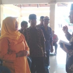 Bambang Haryo memberikan penjelasan terhadap warga yang menyampaikan unek-unek masalah pertanian.