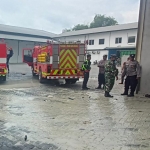 Empat mobil pemadam kebakaran harus didatangkan untuk memadamkan api yang membakar Gudang Beras CV Sumber Pangan. Foto: Ist.