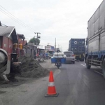 Kendaraan besar yang melintas di perempatan Duduksampeyan. foto: SYUHUD/ BANGSAONLINE.