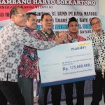 SIMBOLIS: Penyerahan bantuan CSR Bank Mandiri kepada MI Nurul Ulum, di Desa Grabagan Tulangan, Jumat (3/11). foto: MUSTAIN/ BANGSAONLINE