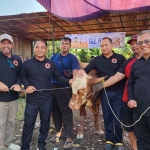 Kepala Pelaksana BPBD Jatim, Gatot Soebroto (tiga dari kanan) didamping para pejabat BPBD Jatim saat akan penyembelihan hewan kurban. Foto: Devi Fitri Afriyanti.