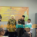 Kajari Tuban saat menyerahkan bingkisan kepada peserta sunat massal. Foto: ACHMAD CHOIRUDIN/BANGSAONLINE