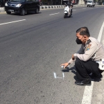 Petugas Unit Laka Lantas Polresta Sidoarjo saat melakukan olah TKP di lokasi kejadian.