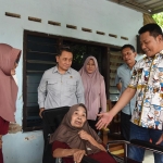 Bupati Subandi saat menyerahkan bantuan kursi roda ke warga, Minggu (17/5). Foto: Ist.