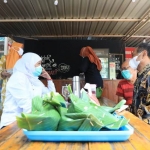Gubernur Jawa Timur Khofifah Indar Parawansa saat sarapan di warung di Taman Bungkul Surabaya, Senin (7/12/2020). foto: ist/ bangsaonline.com