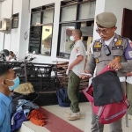 Petugas dari Satpol PP Jember saat merazia pelajar yang bolos sekolah.