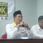 Ketua Umum DPW PKS Jatim (kiri) didamping Sekretaris Umum DPW PKS Jatim, Irwan Setiawan saat memberikan keterangan pers. Foto: DIDI ROSADI/BANGSAONLINE