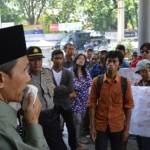 TUNTUT – Puluhan massa Alkad saat ditemui Ketua DPRD Situbondo Bashori Sonhaji, di depan Gedung DPRD Situbondo, Senin (29/9/2014). foto: hadi prayitno/BangsaOnline