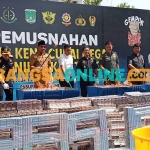 Pemusnahan barang ilegal yang dilakukan Bea Cukai bersama Pemkab Pasuruan. Foto: AHMAD FUAD/BANGSAONLINE