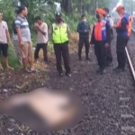 Petugas saat mengevakuasi korban tersambar kereta api di Gedangan, Sidoarjo.
