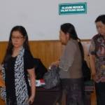 USAI SIDANG- Terdakwa tiga bersaudara saat disidang di PN Surabaya. foto: nur faishal/BangsaOnline


