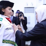 Gubernur Jatim Khofifah Indar Parawansa menyematkan pin Merah Putih secara simbolis kepada anggota Pasukan Pengibar Bendera Pusaka (Paskibraka) Provinsi Jawa Timur tahun 2019 di gedung Negara Grahadi Surabaya. foto: ist