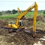 Operator alat berat saat mengeruk Kali Lamong di Desa Morowudi Kecamatan Cerme Gresik. foto: ist.