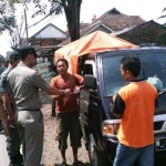 Petugas Satpol PP Pasuruan saat menertibkan salah satu PKL yang menggelar lapaknya dengan mobil. foto: HABIBI/ BANGSAONLINE