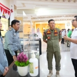 Nampak, Pj. Wali Kota Mojokerto Ali Kunncoro didampingi Kepala Satpol PP Kota Mojokerto saat sidak di perwakilan kantor imigrasi di MPP Gajah Mada.