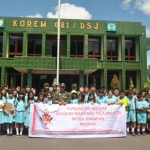 Kasrem 081/DSJ Letkol Inf Jemz Andre Ratu Edo juga berkenan foto bersama siswa-siswi Mitra Harapan.