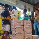 Distribusi minyak goreng di Kabupaten Pasuruan. Foto: M. ANDY FACHRUDIN/BANGSAONLINE
