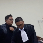 Hariyadi, S.H. saat berdiskusi dengan Sekda Andhy Hendro Wijaya (kanan) usai sidang, Senin (27/1) kemarin. foto: ist