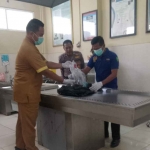 Tim Forensik Rumah Sakit Pusdik Bhayangkara Porong saat menerima potongan tubuh korban mutilasi di Pacet, Kabupaten Mojokerto.