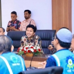 Wagub Jatim, Emil Dardak, saat kunjungan kerja ke PT PLN (Persero) Unit Induk Transmisi Jawa Bagian Timur dan Bali, serta Unit Pelaksana Pengatur Beban Jawa Timur di Sidoarjo.