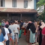 Pembagian daging kurban di Ponpes Tebuireng, Jombang.