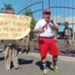 Junaidi saat melakukan aksi tunggal di depan kantor Pemkab Situbondo. foto: Mursidi/ BANGSAONLINE