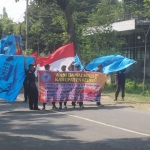 ?Para Honorer saat akan menggelar longmarch dari Simpang Lima Gumul (SLG) ke kantor Pemerintah Kabupaten Kediri. Foto: ARIF K/BANGSAONLINE