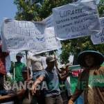 Aksi warga Karangasem saat demo. foto: rony suhartomo/ BANGSAONLINE