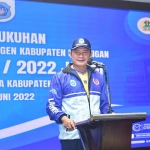 Bupati Lamongan, Yuhronur Efendi, saat memberi sambutan ketika melepas atlet dari Kota Soto menuju Porprov Jatim 2022.