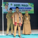 Wali Kota Pasuruan, Saifullah Yusuf, saat memimpin upacara di SDN Pekuncen.