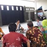 Cabup pemenang, Sambari HR ketika menemui para tamu. foto: syuhud/ BANGSAONLINE