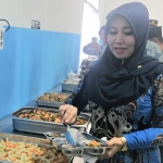 Anggota DPD RI asal Jawa Timur, Lia Isifhama, saat mengunjungi SPPG. Foto: Ist.