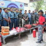 Peserta yang mengikuti latihan penanggulangan bahaya kebakaran sesuai prosedur. foto: Dispen Armatim/ bangsaonline.com